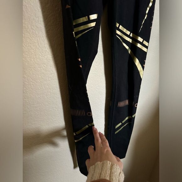 ALO Yoga Airbrush Chakra Leggings Size Small in Black & Gold - Picture 4 of 7
